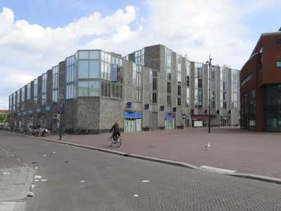 907251 Gezicht op het nieuwe Moskeeplein te Utrecht, vanaf de Damstraat, met links het nieuwbouwcomplex met winkels en ...